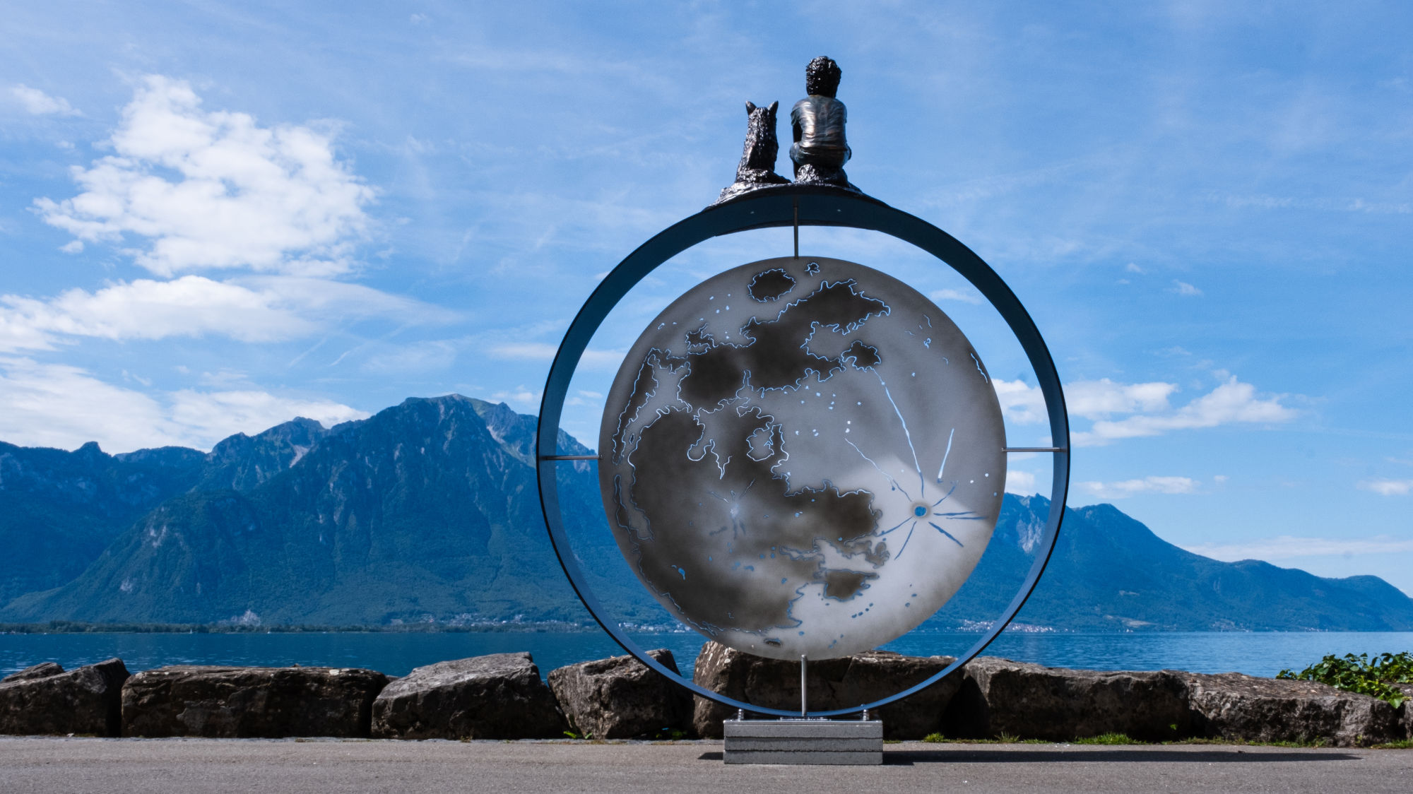En regarndant la lune - oeuvre monumental - sara.h